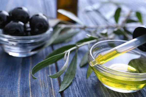 Pipetteer met olijfolie — Stockfoto