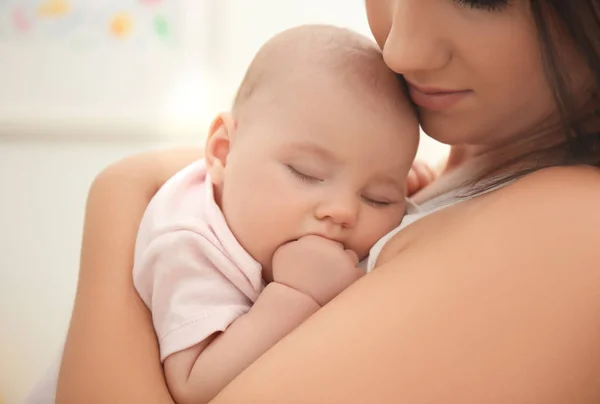 Ibu Memegang Bayi Tidur — Stok Foto