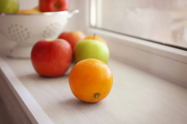Frutas frescas en alféizar de ventana — Foto de Stock