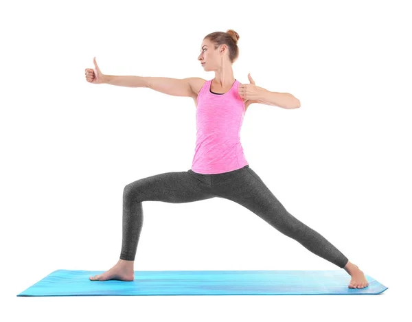 Mujer joven practicando yoga — Foto de Stock