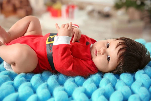 Menina bonito em traje de Papai Noel — Fotografia de Stock