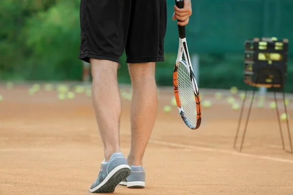 コートでテニスをしている若い男 — ストック写真