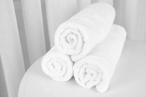 Чистые белые полотенца — стоковое фото