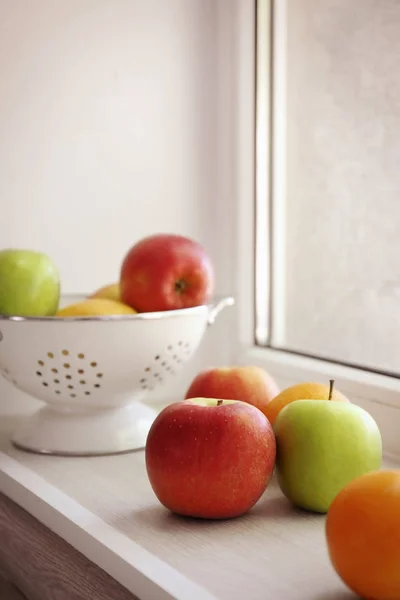 Frutas frescas y colador — Foto de Stock