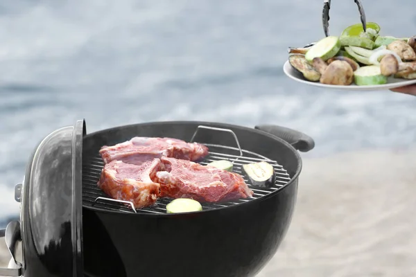 Koken smakelijke steaks en groenten op barbecue grill — Stockfoto