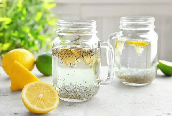 Mason jars met chia zaden, citroen en water — Stockfoto