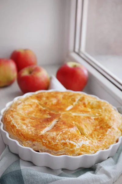 Delicioso pastel en alféizar de la ventana — Foto de Stock