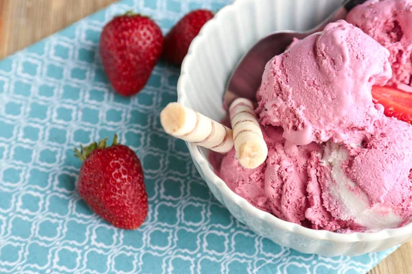 Closeup of bowl with delicious strawberry ice-cream — Stock Photo, Image
