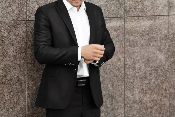 Jóképű férfi elegáns fekete öltöny — Stock Fotó
