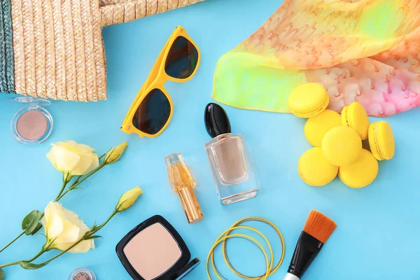 Composizione con cosmetici e accessori su sfondo a colori. Concetto di Beauty blogger — Foto Stock