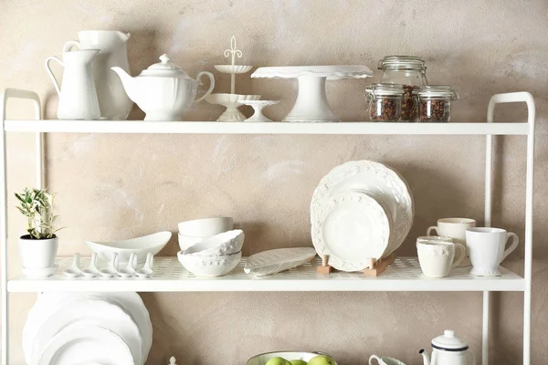 Skladovací stojan s bílým nádobím — Stock fotografie