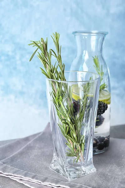 Glas med färsk rosmarin kvistar — Stockfoto