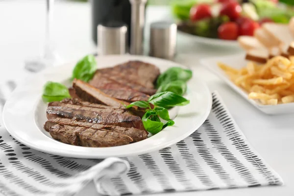 Heerlijke gegrilde steak — Stockfoto