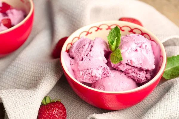 Ciotola con delizioso gelato alla fragola — Foto Stock