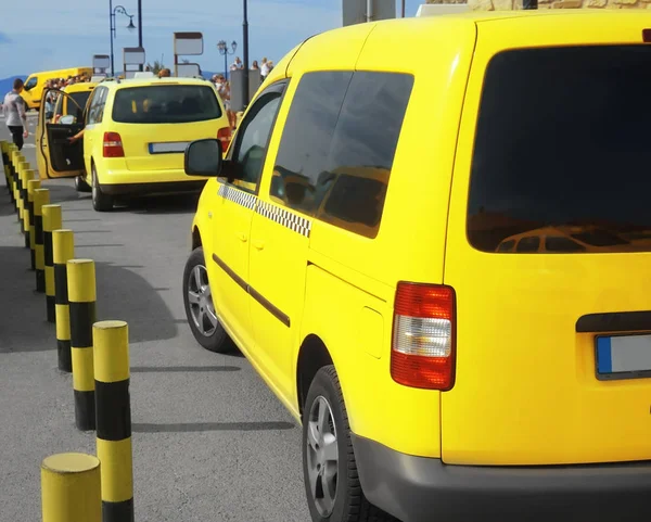 Taxis amarillos brillantes — Foto de Stock