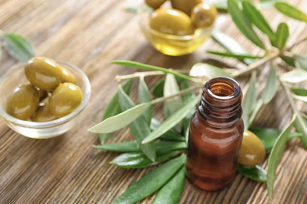 Glazen flesje met olijfolie — Stockfoto