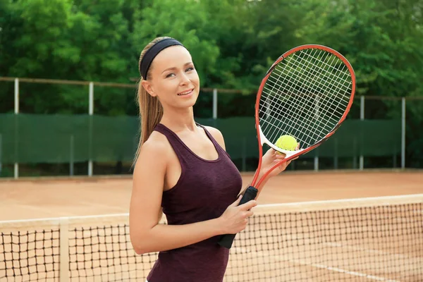 Mladá žena hraje tenis na kurtu — Stock fotografie