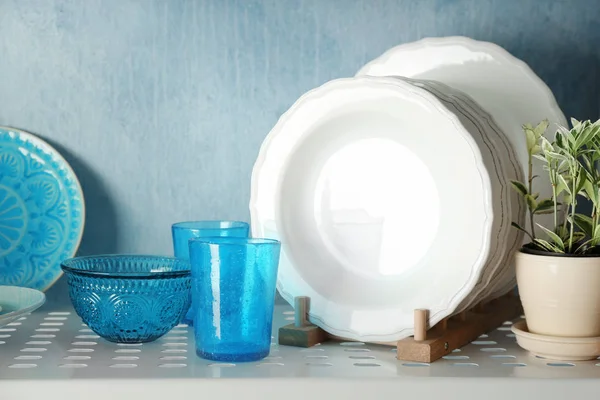 Vajilla de cerámica y vidrio en el estante — Foto de Stock