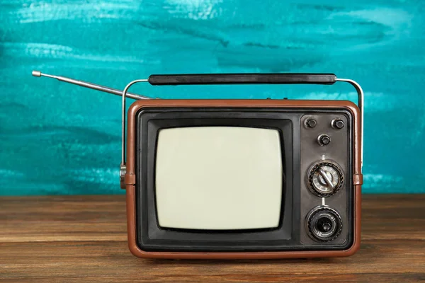 Retro-Fernseher auf Farbe — Stockfoto