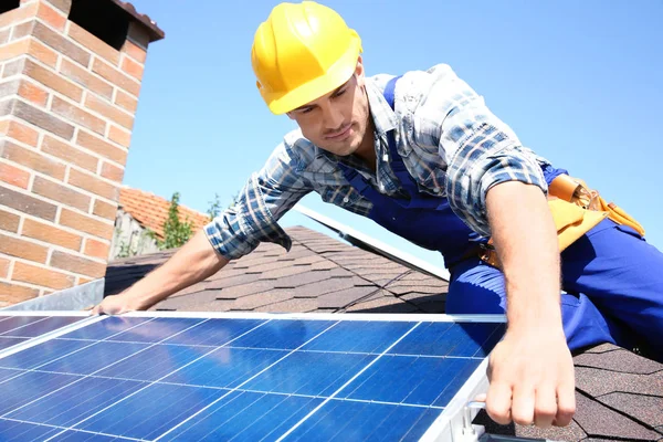 太陽電池パネルをインストールする労働者 ロイヤリティフリーのストック画像