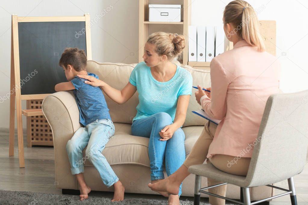 Young child psychologist working with family in office — Stock Photo