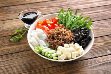 Quinoa ve sebze ile plaka