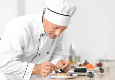 Erkek Şef mutfakta tatlı yemek