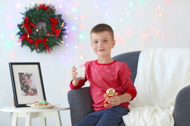 bir bardak süt ile küçük çocuk 