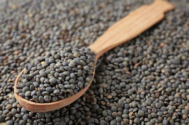 Kaşık ile sağlıklı mercimek