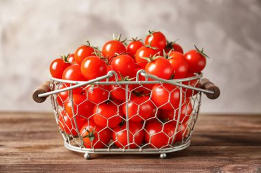 Olgun kiraz domatesleri