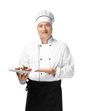Erkek Şef salata plakalı beyaz arka plan üzerinde tutarak üniformalı