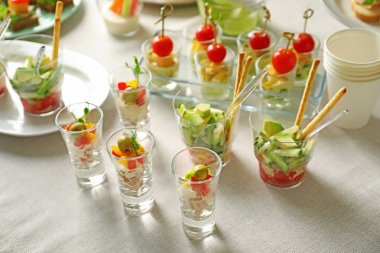 tablo farklı atıştırmalıklar ile