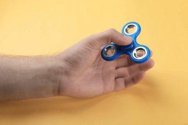 Adam modern spinner renk arka plan üzerinde haddeleme