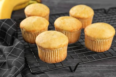 Izgara pişirme üzerinde muz kekler