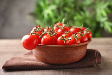 Olgun kiraz domatesleri