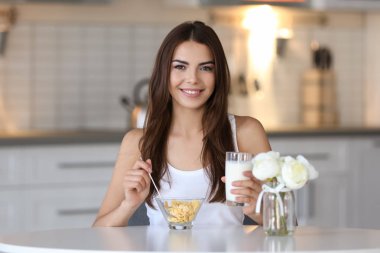 Kahvaltı yapıyor kadın 