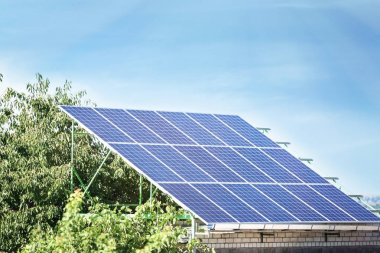 Güneş panelleri üzerinde metal konstrüksiyon açık havada kümesi