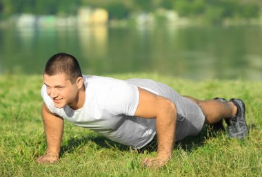 Yakışıklı genç eğitim açık havada