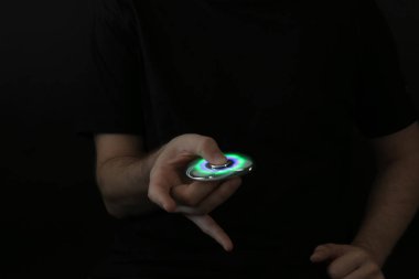 Adam modern aydınlık spinner koyu arka plan üzerinde haddeleme