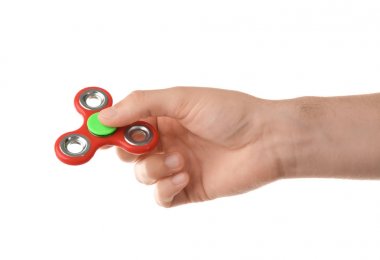 Beyaz izole modern spinner tutan adam
