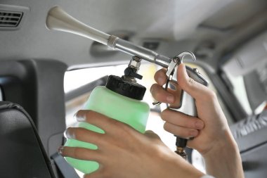 Kaportacı temizlik araba salonda genç adam