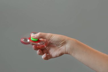 Modern spinner gri arka plan üzerinde haddeleme kadın