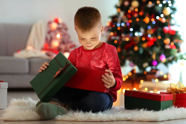 Küçük çocuk hediye kutusu açma — Stok fotoğraf