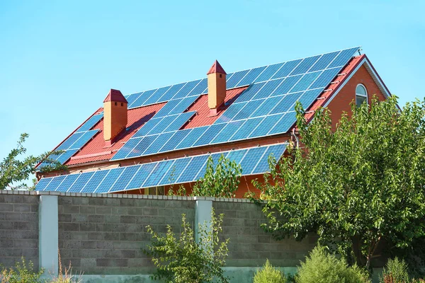 Сонячні панелі на даху будинку — стокове фото