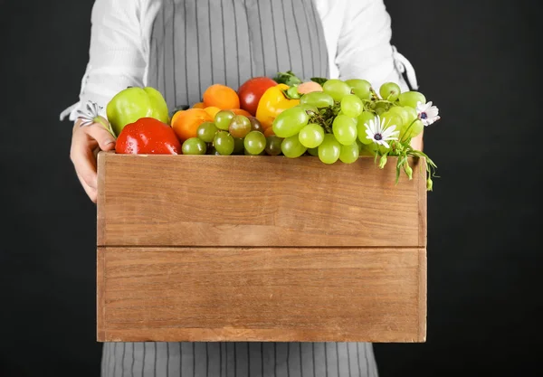 Kobieta trzyma box z owoców i warzyw — Zdjęcie stockowe