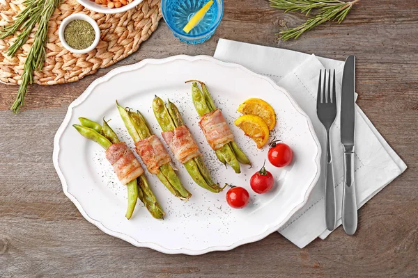 lezzetli pastırma sarılmış yeşil fasulye