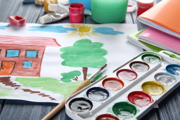 Детская живопись на столе — стоковое фото