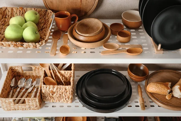 Utensilios de cocina en el puesto de almacenamiento en interiores — Foto de Stock