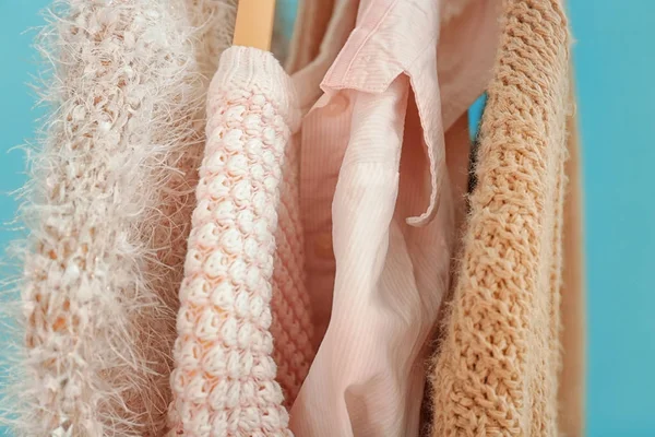 Aprikose und beige Kleidung auf Kleiderbügeln — Stockfoto