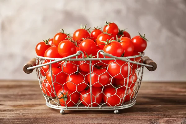 Olgun kiraz domatesleri